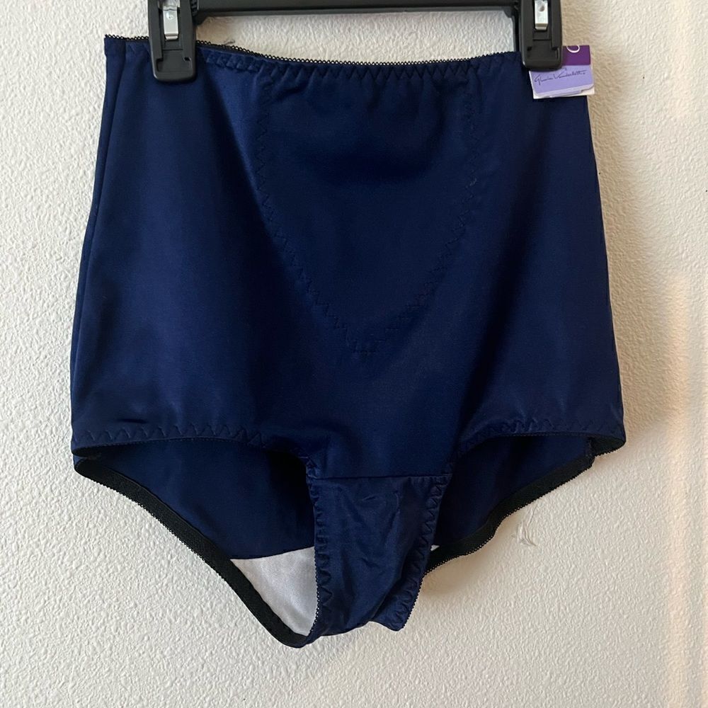 gloria vanderbilt light control panties size 34/8